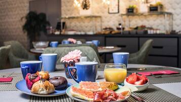 Se ofrece un desayuno bufé todos los días (por un coste adicional)