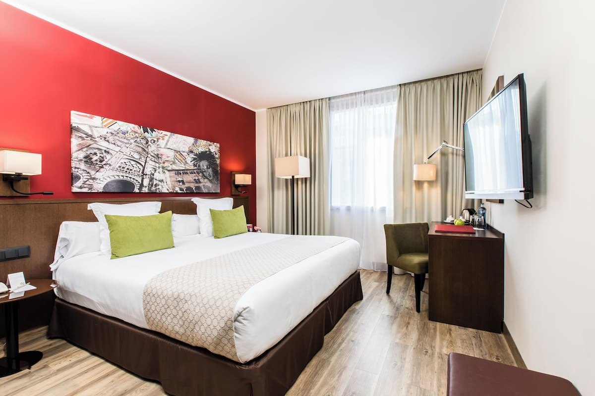 Comfort Room | Minibar, in-room safe, desk, laptop workspace