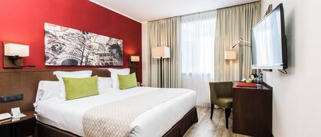 Comfort-huone | Minibaari, tallelokero huoneessa, työpöytä