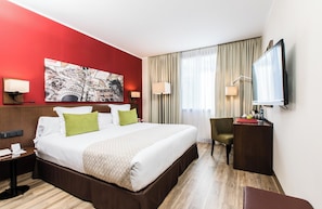 Comfort Room | Minibar, in-room safe, desk, laptop workspace - Leonardo Hotel Barcelona Gran Via (Barcelona)