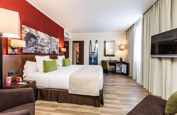 Superior Room | Minibar, in-room safe, desk, laptop workspace