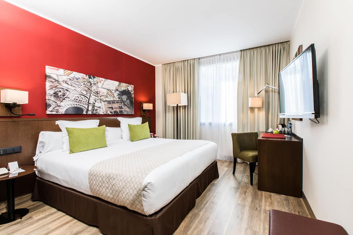 Comfort Room | Minibar, in-room safe, desk, laptop workspace