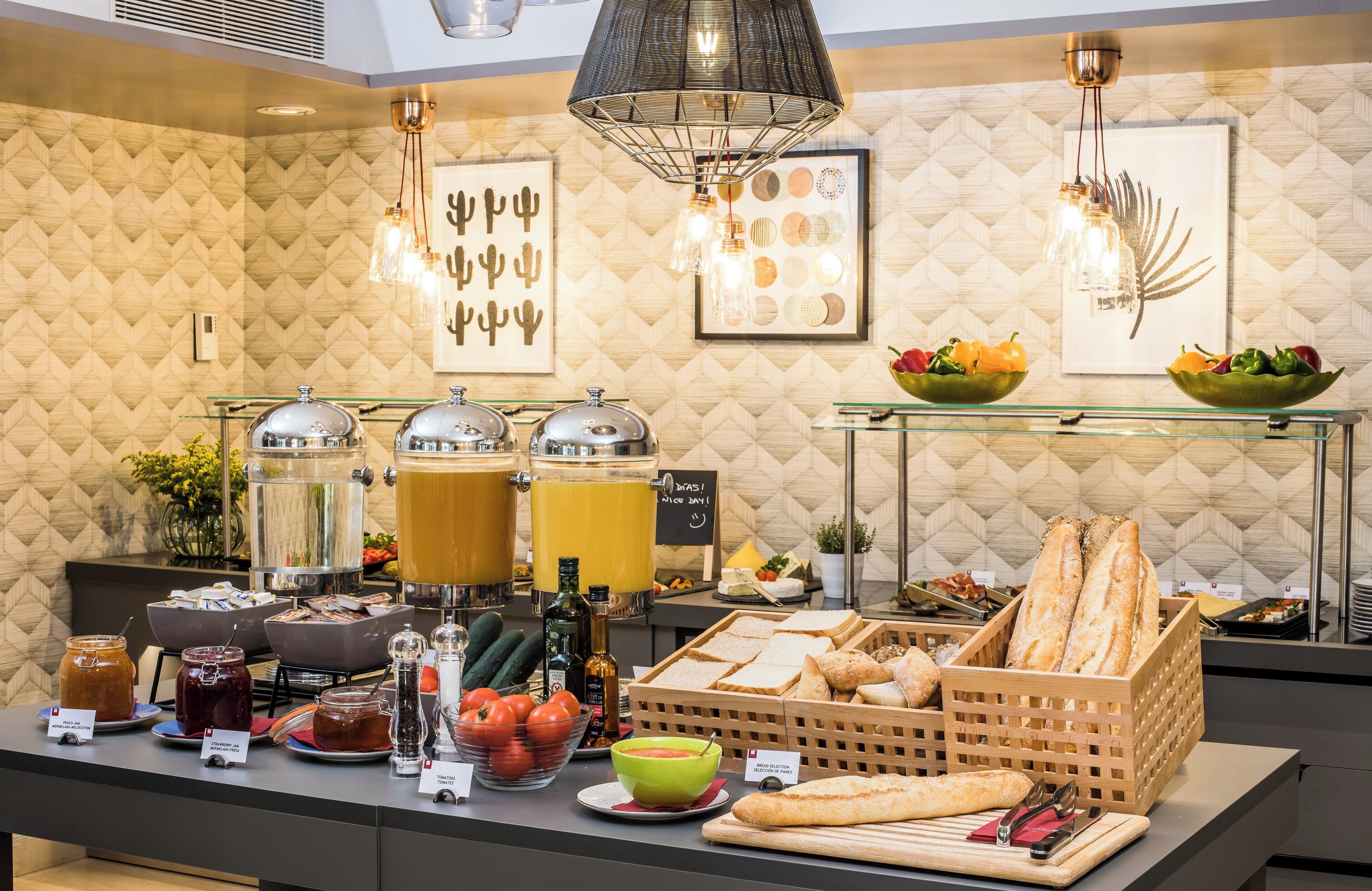 Desayuno buffet diario (EUR 12 por persona)