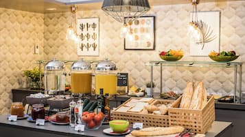 Tägliches Frühstücksbuffet (12 EUR pro Person)