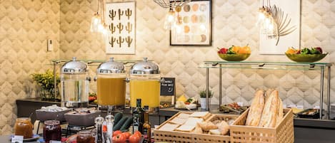 Se ofrece un desayuno bufé (12 EUR por persona)