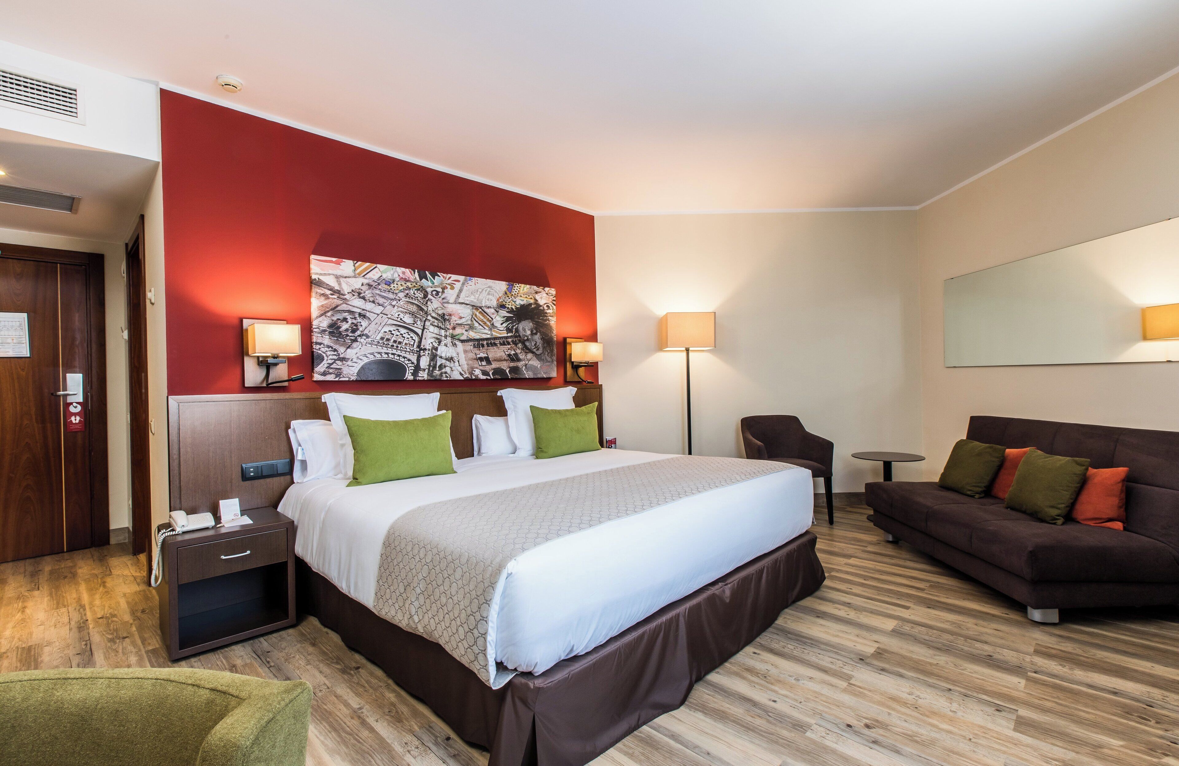 Superior Room | Minibar, in-room safe, desk, laptop workspace