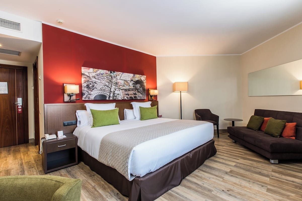 Superior Room | Minibar, in-room safe, desk, laptop workspace