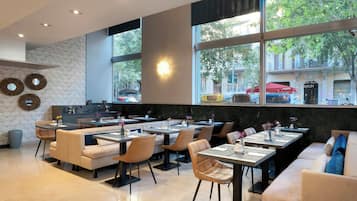 Petit déjeuner buffet servi tous les jours en supplément