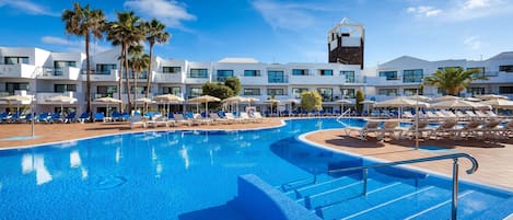 Piscine extérieure, parasols de plage, chaises longues