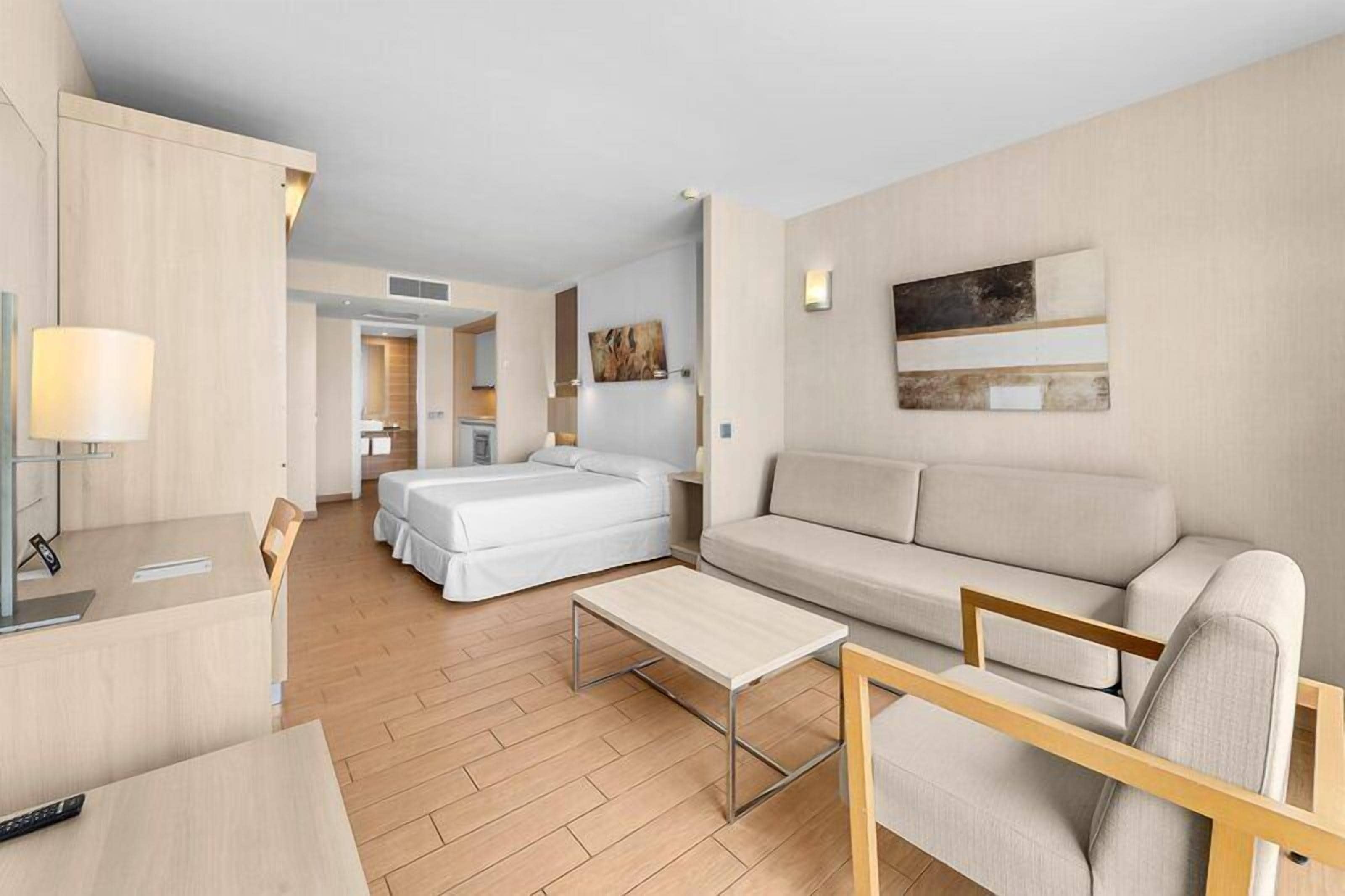 Minibar, két bảo mật tại phòng, bàn 