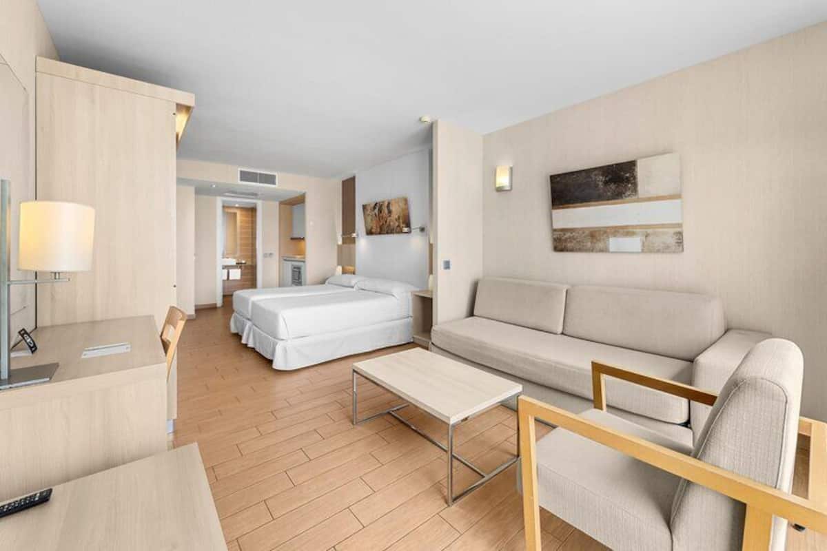 Minibar, két bảo mật tại phòng, bàn
