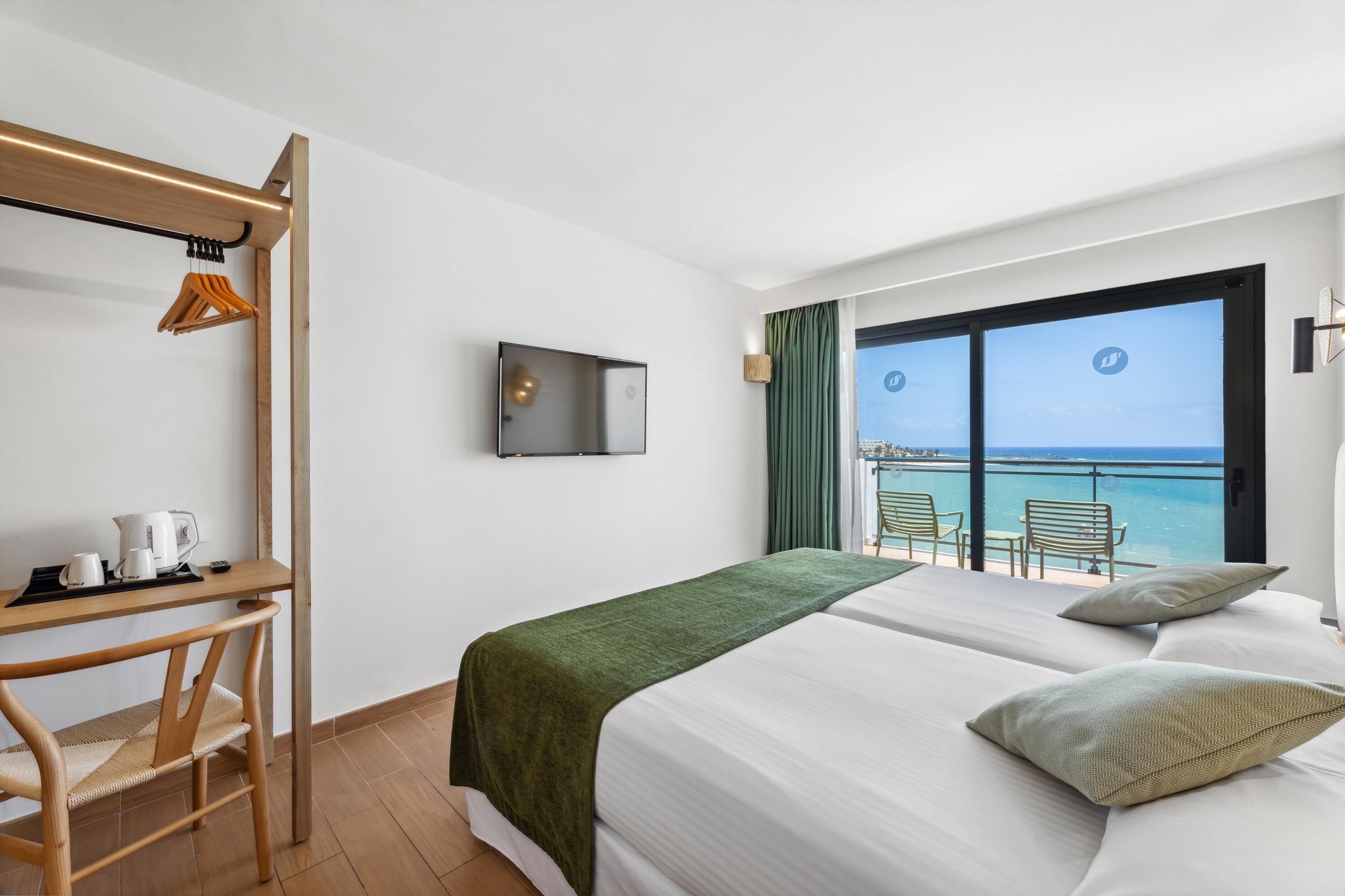 Minibar, Zimmersafe, Schreibtisch, laptopgeeigneter Arbeitsplatz