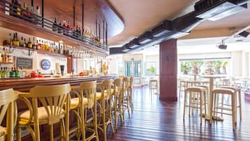 2 bares, bar junto a la piscina