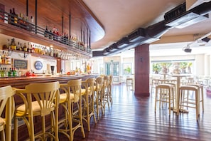 2 bars/lounges, een poolbar