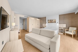 1 slaapkamer, een minibar, een kluis op de kamer, een bureau