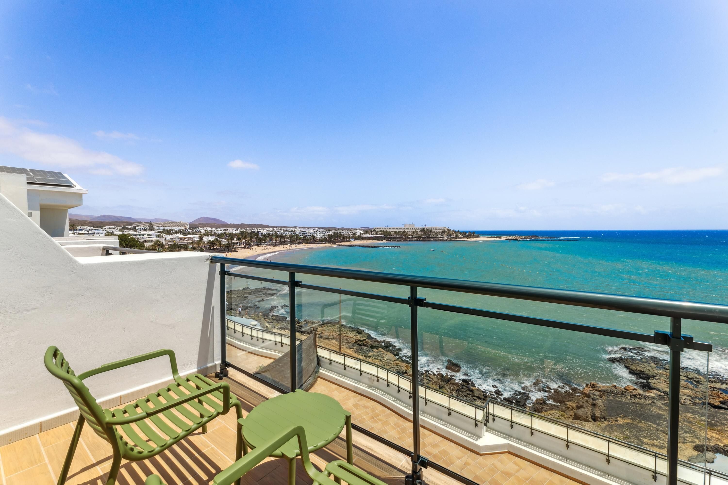 Un balcón con vista a una playa y el océano.