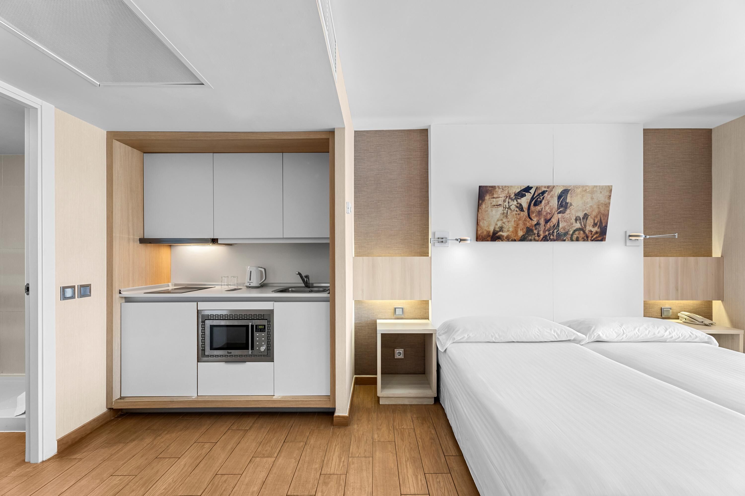 Minibar, caja de seguridad en la habitación y escritorio 