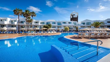 Piscina a l'aire lliure, para-sols i gandules