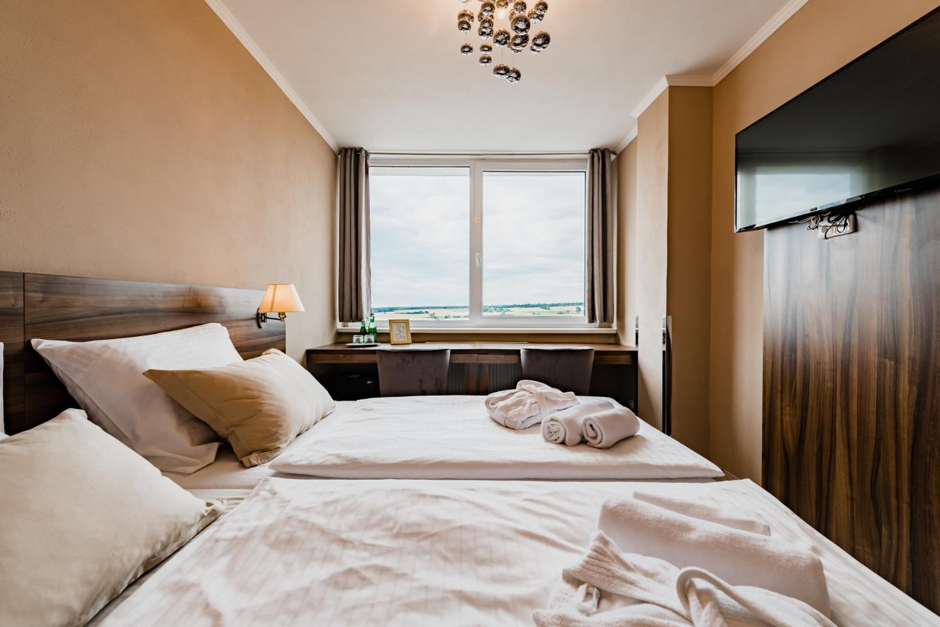 办公桌、遮光窗帘、熨斗/熨板、免费 WiFi