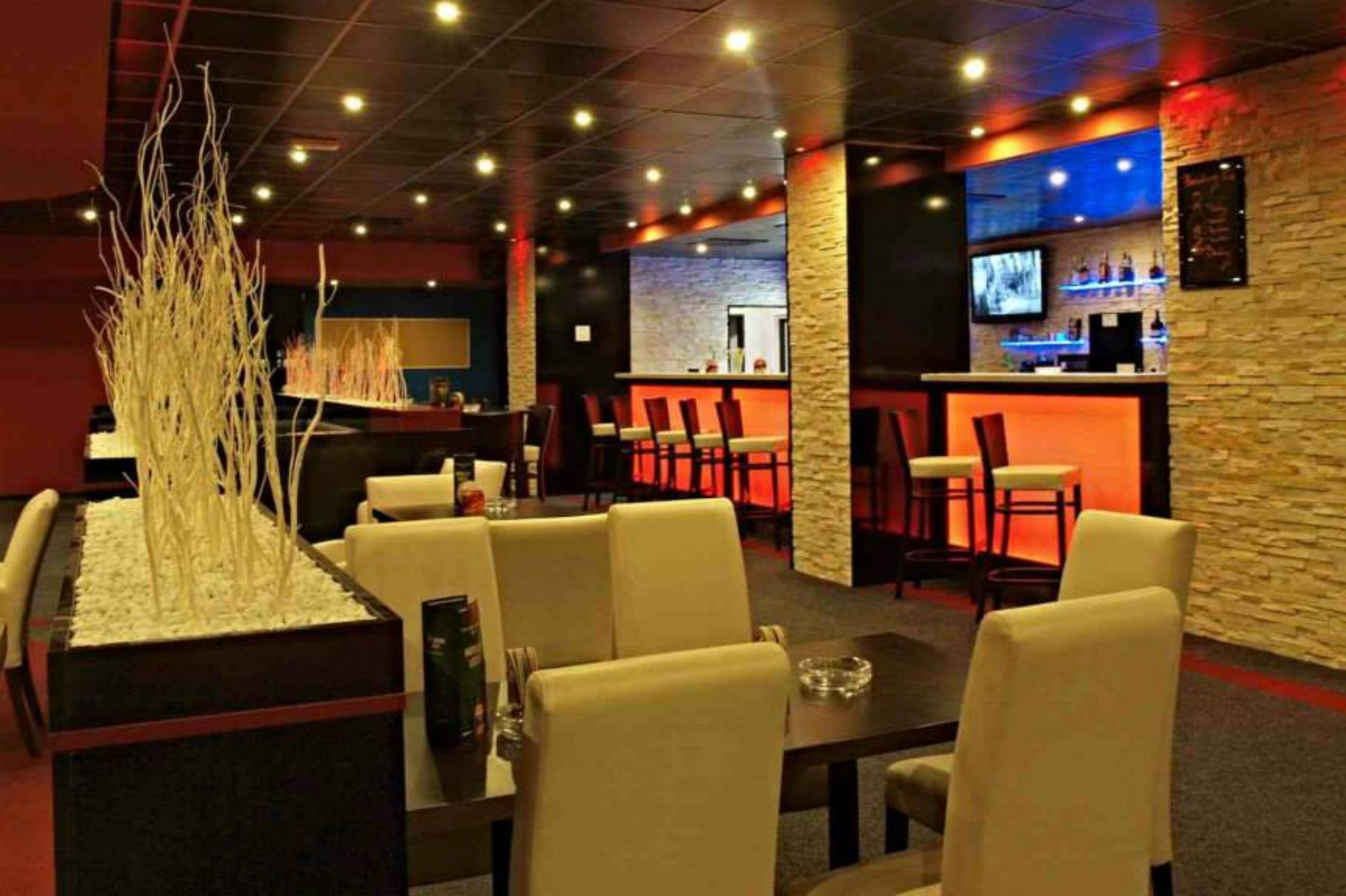 3 间餐厅，供应早餐、午餐和晚餐，地方菜