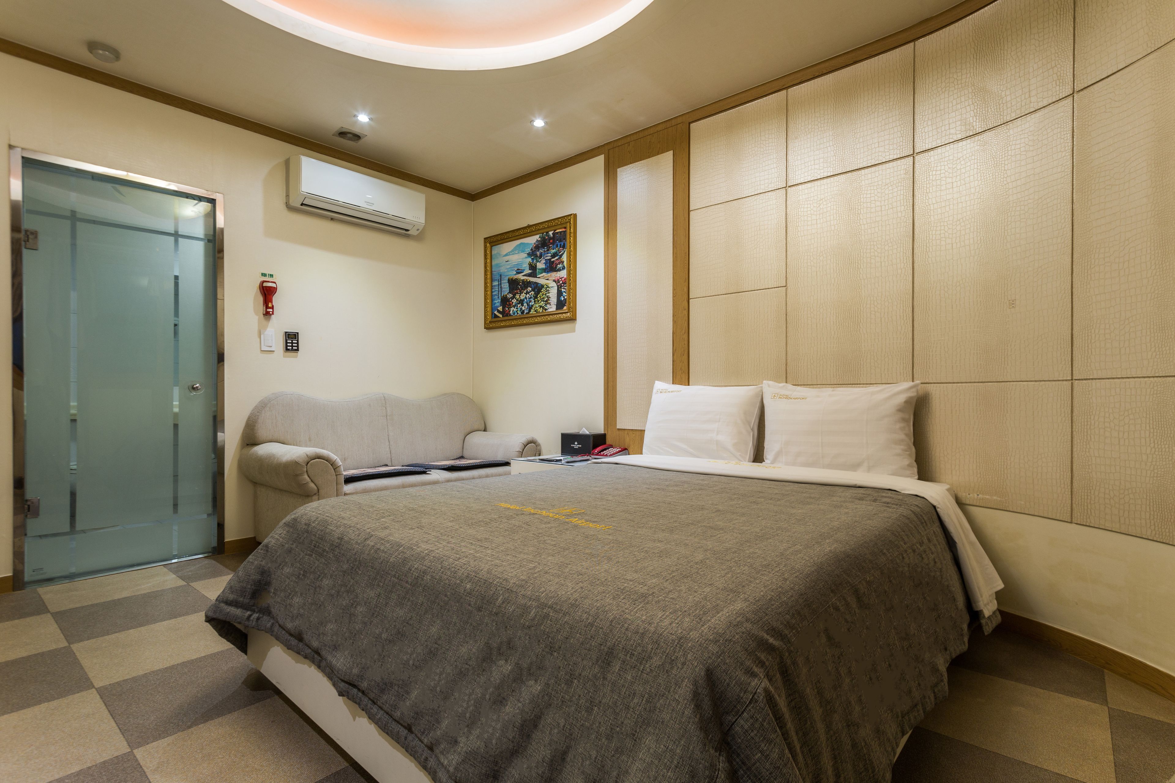 standard double room | 1 bedroom, minibar, in-room safe, desk