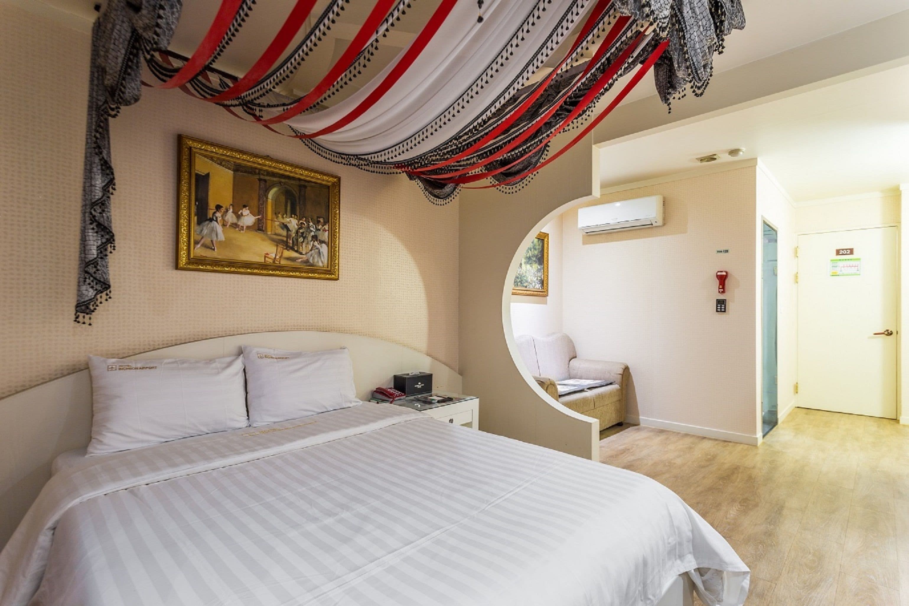 deluxe double room, 1 queen bed | 1 bedroom, minibar, in-room safe, desk