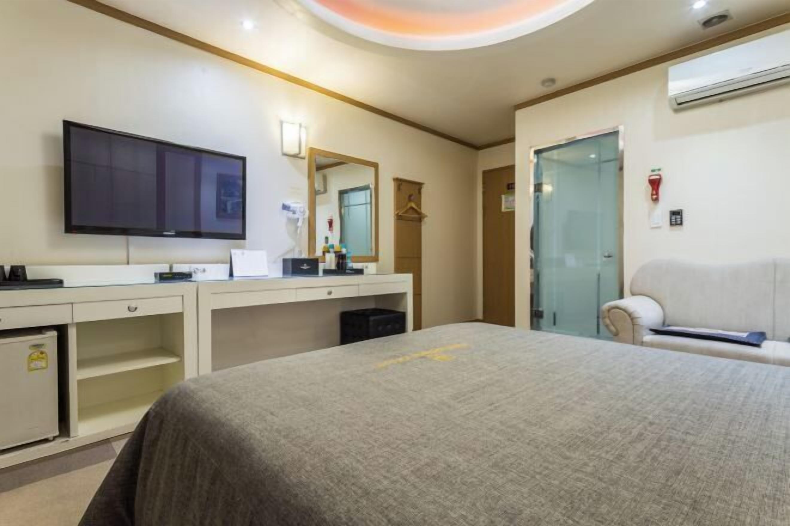 Minibar, safe på rommet, skrivebord og blendingsgardiner