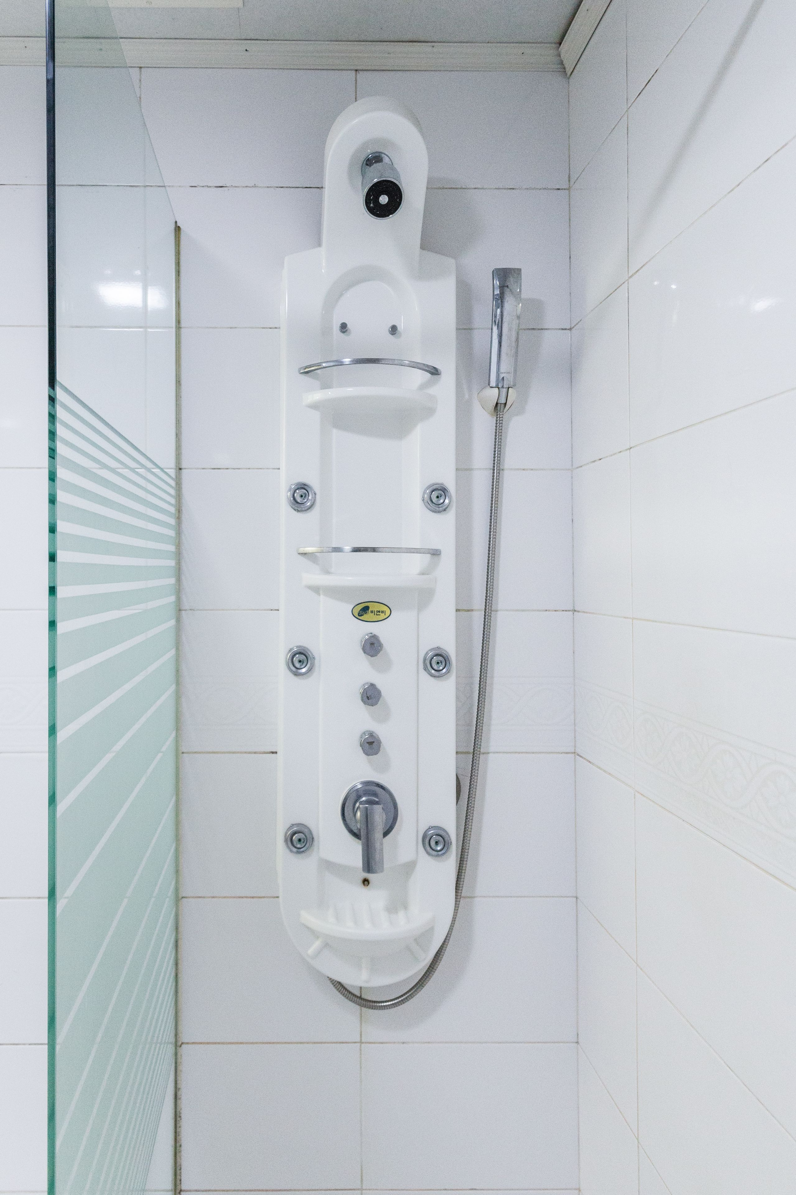 combined shower/bathtub, deep-soaking bathtub, rainfall showerhead