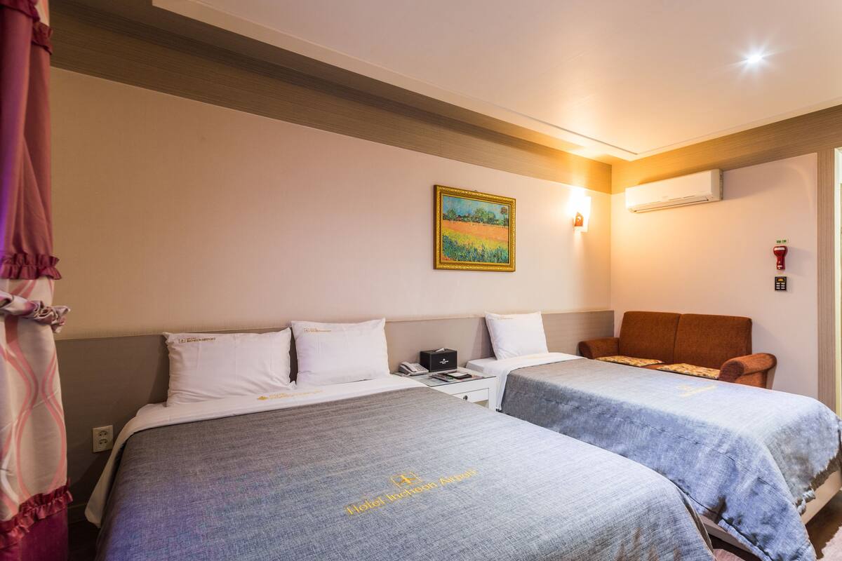 ミニバー、セーフティボックス (室内)、デスク、遮光カーテン