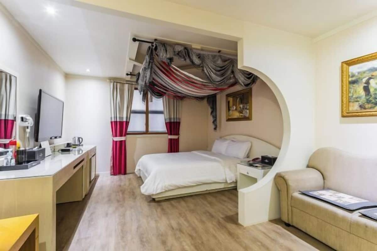 Minibar, in-room safe, desk, blackout curtains