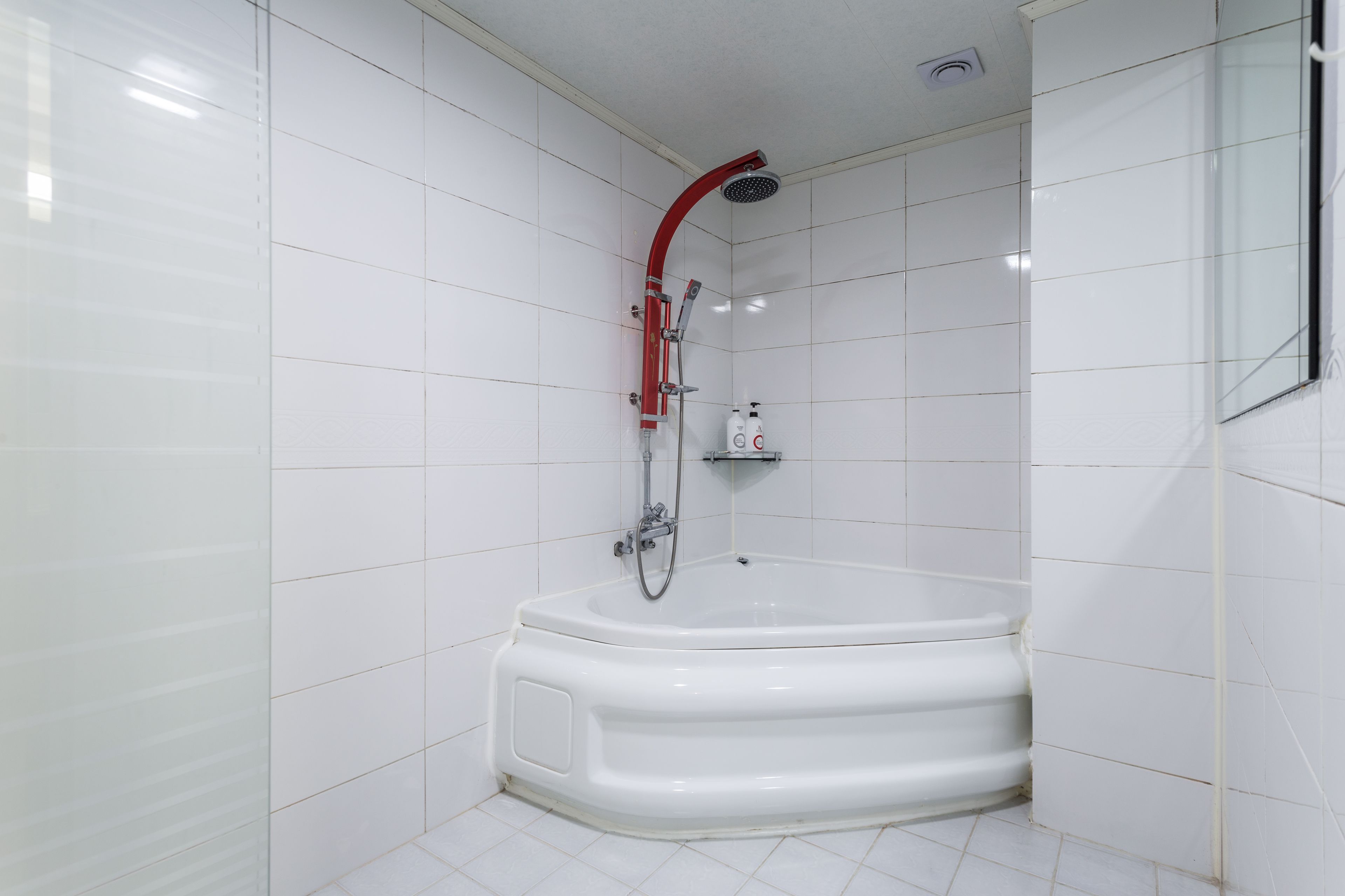 combined shower/bathtub, deep-soaking bathtub, rainfall showerhead