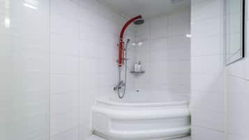 Combined shower/tub, deep soaking tub, rainfall showerhead