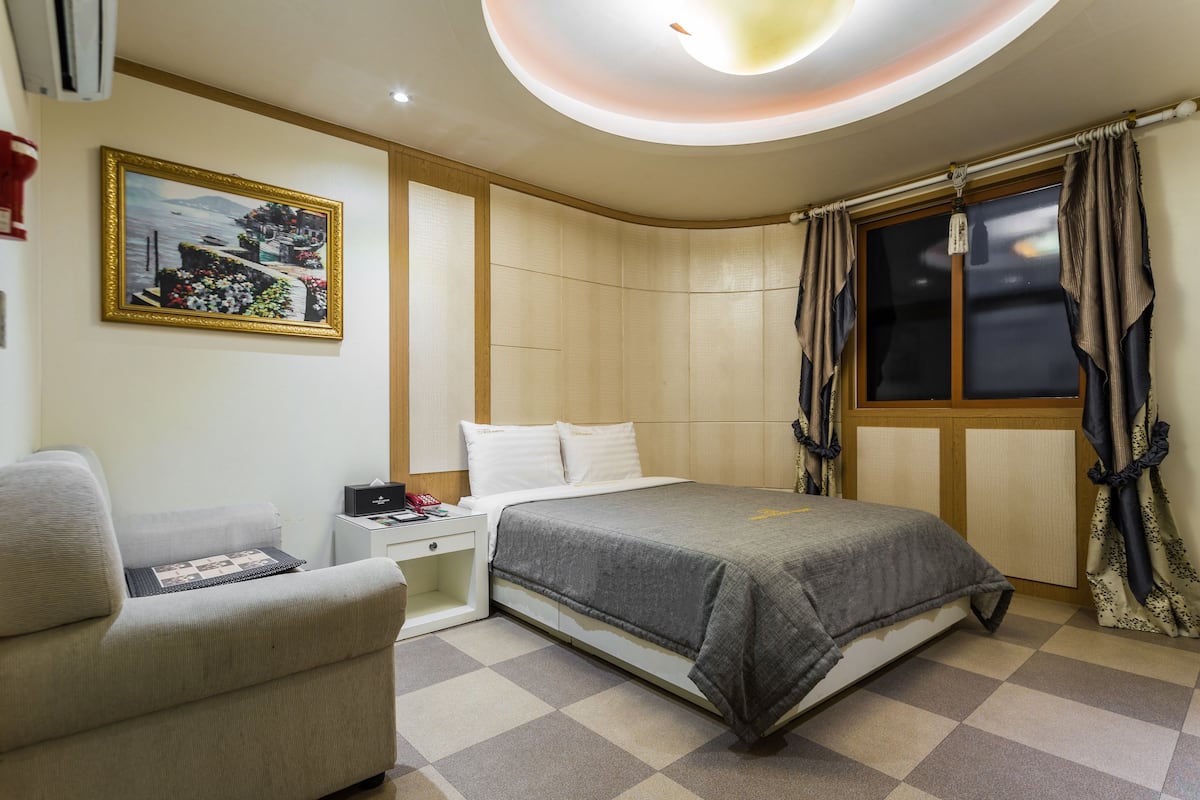 Minibar, in-room safe, desk, blackout curtains