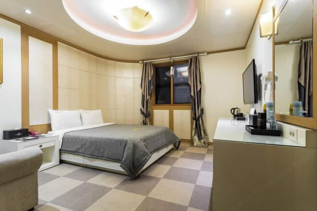Minibar, in-room safe, desk, blackout curtains