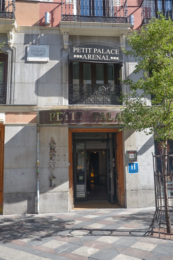 Vista frontal de la propiedad