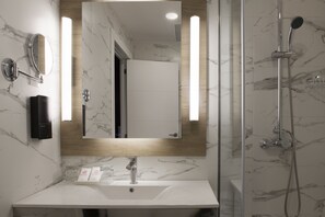 Basic Double Room | Bathroom | Shower, hydromassage showerhead, free toiletries, hair dryer - Petit Palace Arenal (Madrid)