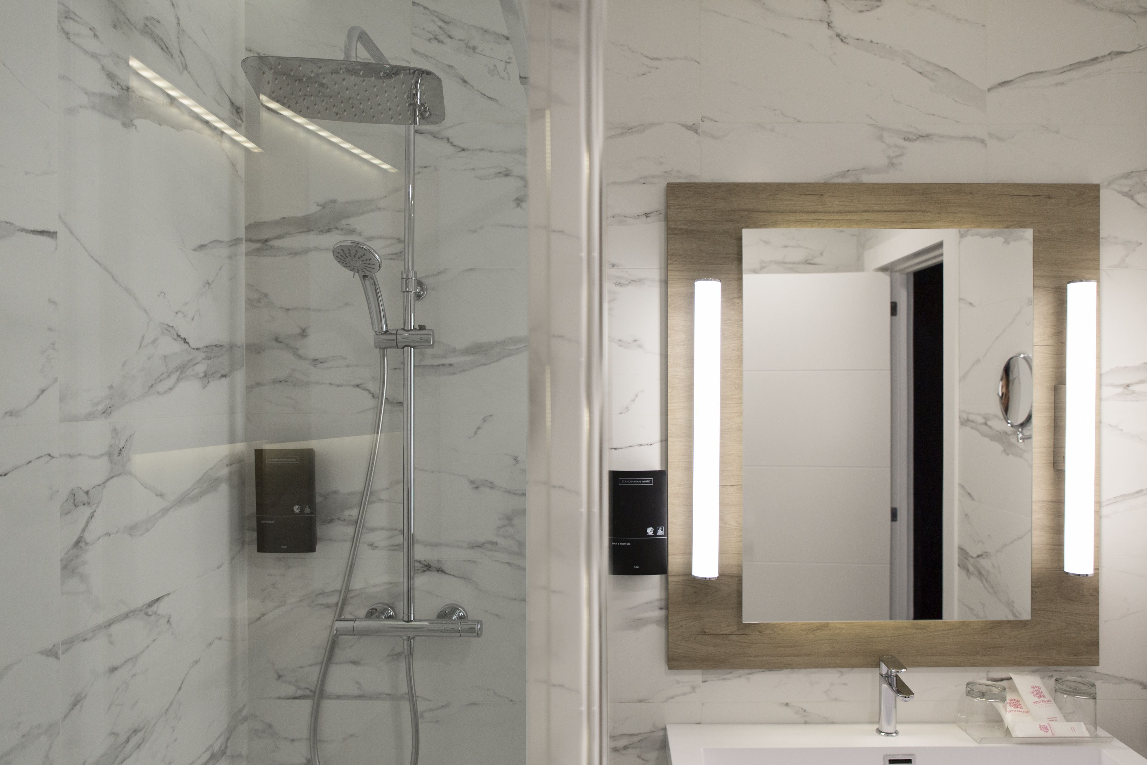 basic double room | bathroom | shower, hydromassage showerhead, free toiletries, hair dryer