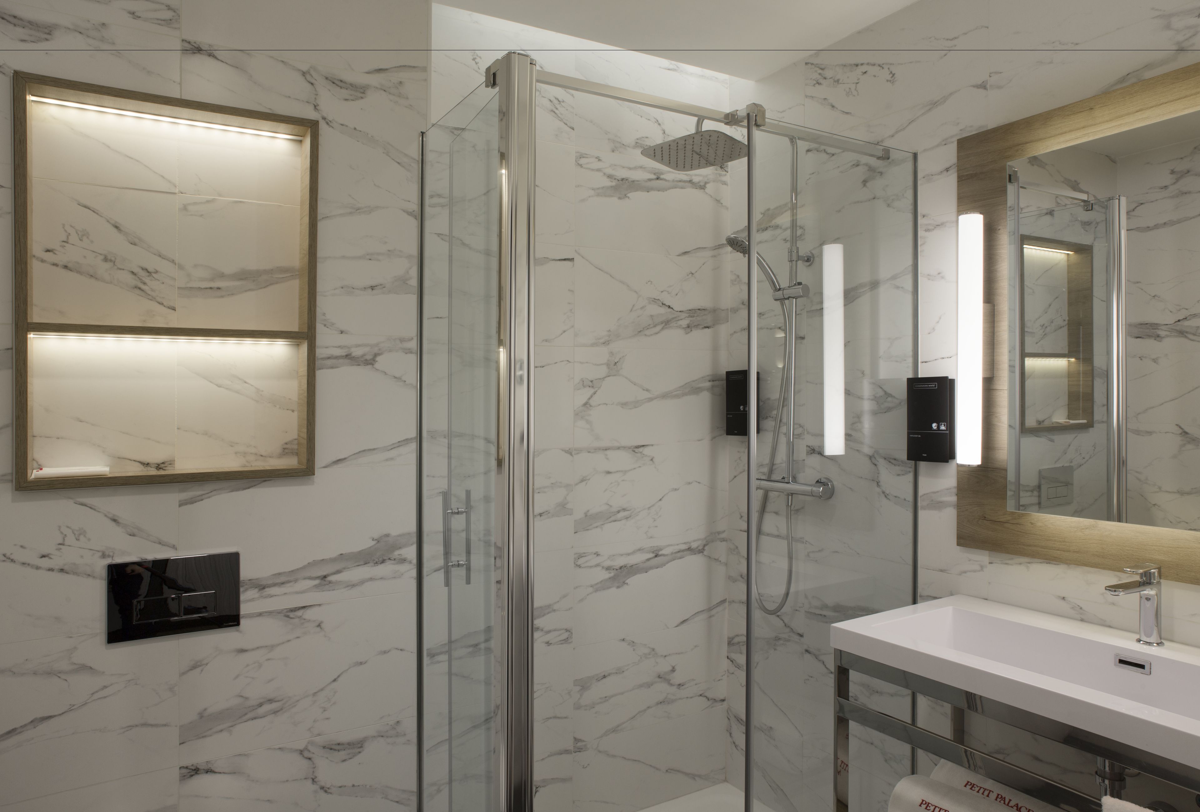 shower, hydromassage showerhead, free toiletries, hair dryer