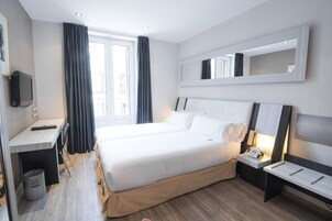 Habitación estándar doble | Minibar, caja fuerte, escritorio y cortinas opacas