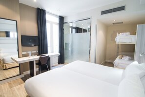 Habitación cuádruple | Minibar, caja de seguridad en la habitación y escritorio 