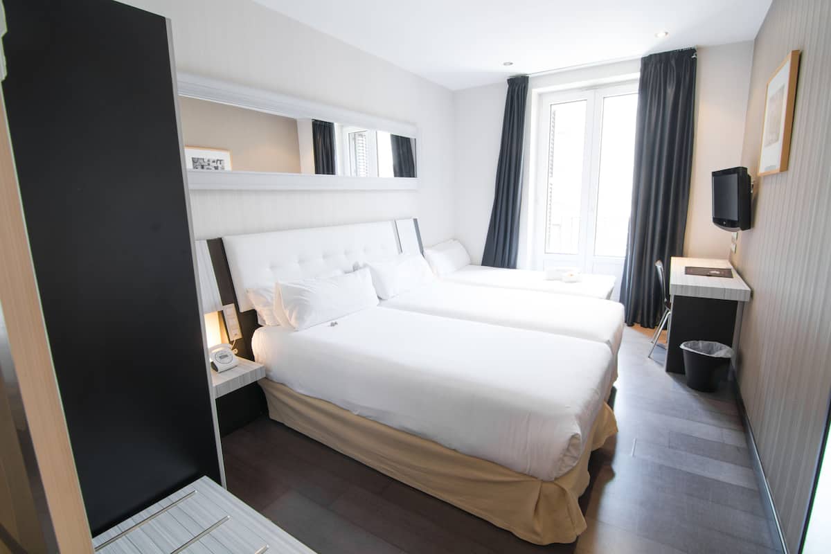 Triple Room | Minibar, in-room safe, desk, blackout drapes
