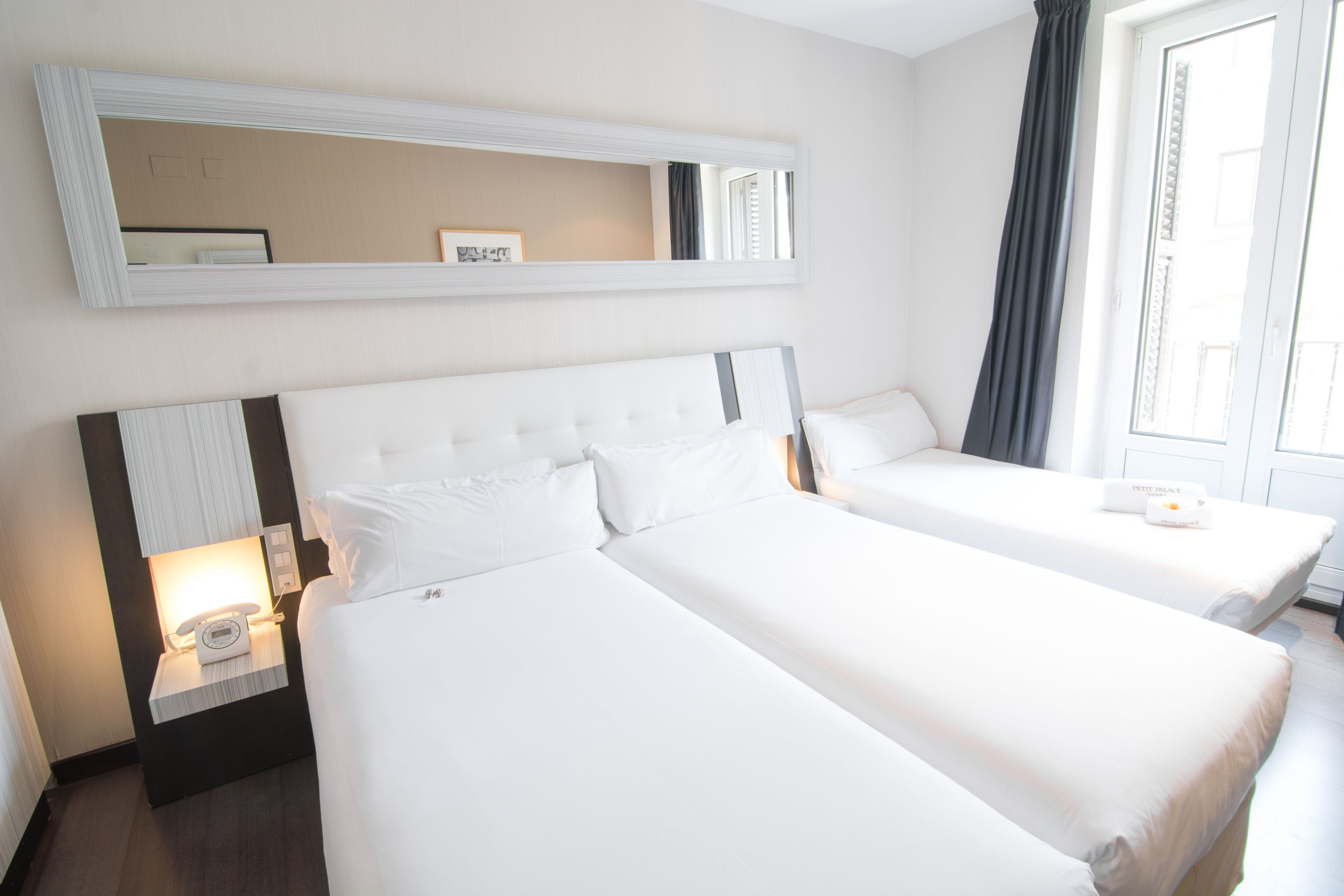 triple room | minibar, in-room safe, desk, blackout curtains