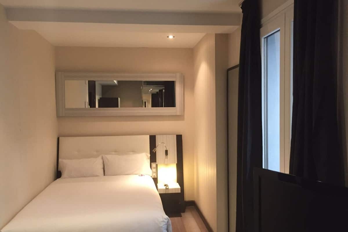 Minibar, Zimmersafe, Schreibtisch, Verdunkelungsvorhänge