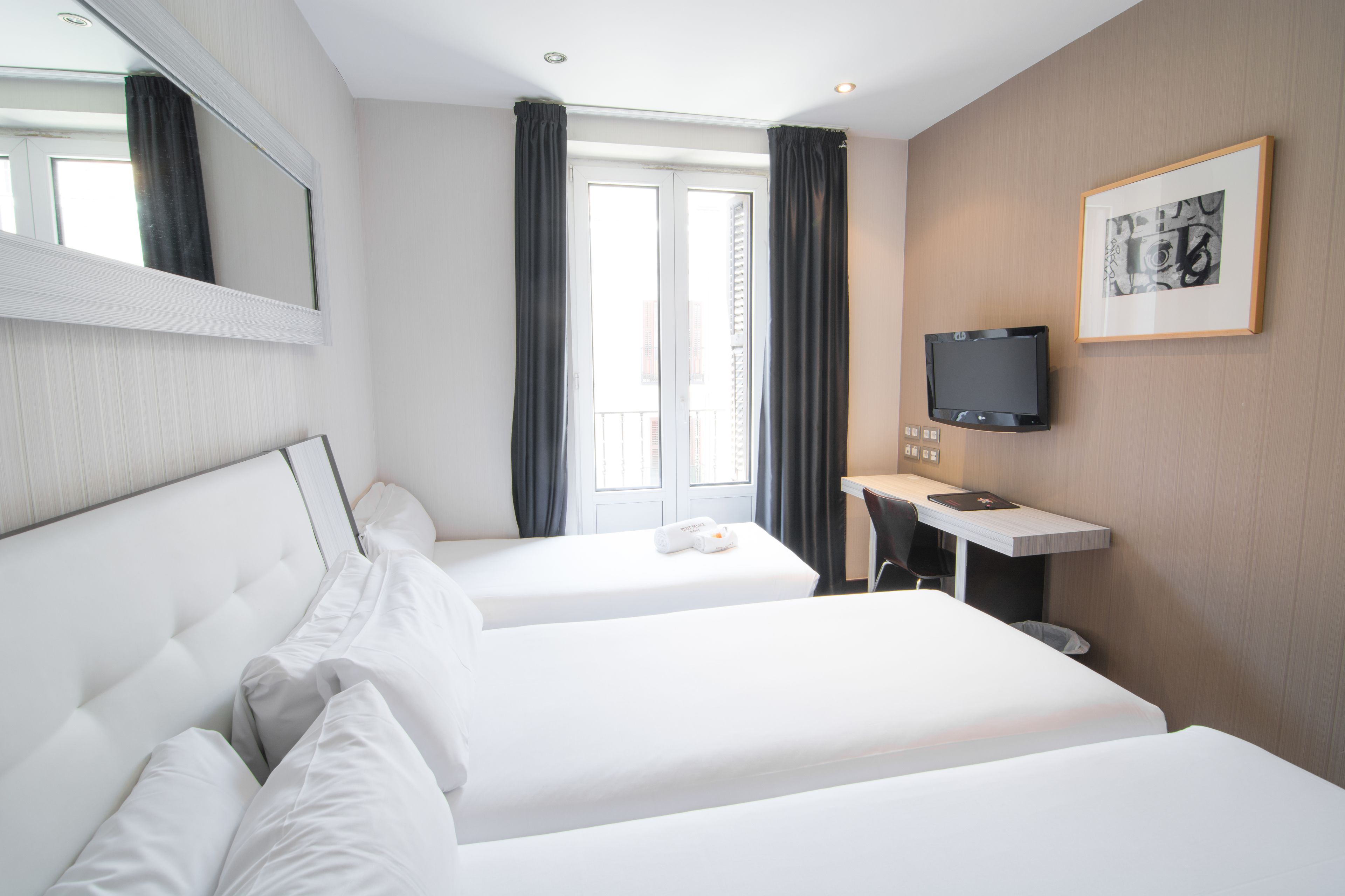 triple room | minibar, in-room safe, desk, blackout curtains