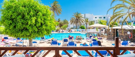 Outdoor pool, open 10:00 AM to 6:00 PM, pool umbrellas, pool loungers