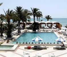 Piscina interna, piscina externa, guarda-sóis