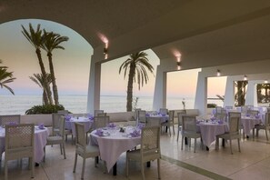 Petit-déjeuner, déjeuner et dîner servis sur place, vue sur la plage