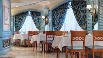 2 restaurantes; se sirven desayunos
