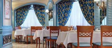 2 restaurants servant le déjeuner