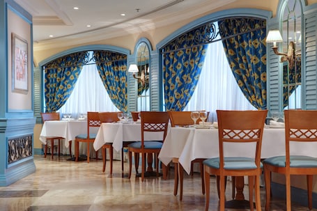 2 restaurants, breakfast served